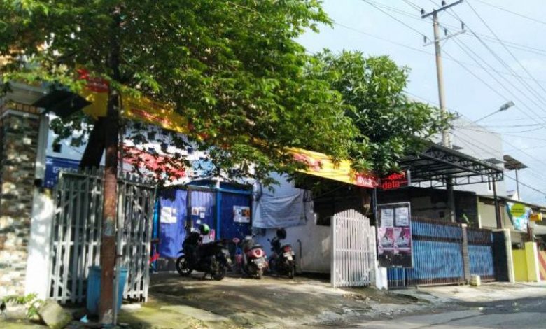 Rumah seorang terduga teroris di Jalan Medokan Sawah Nomor 121, Rungkut, Surabaya, Jatim yang diamankan Densus 88 Antiteror Mabes Polri. Foto: Antara/Willy Irawan
