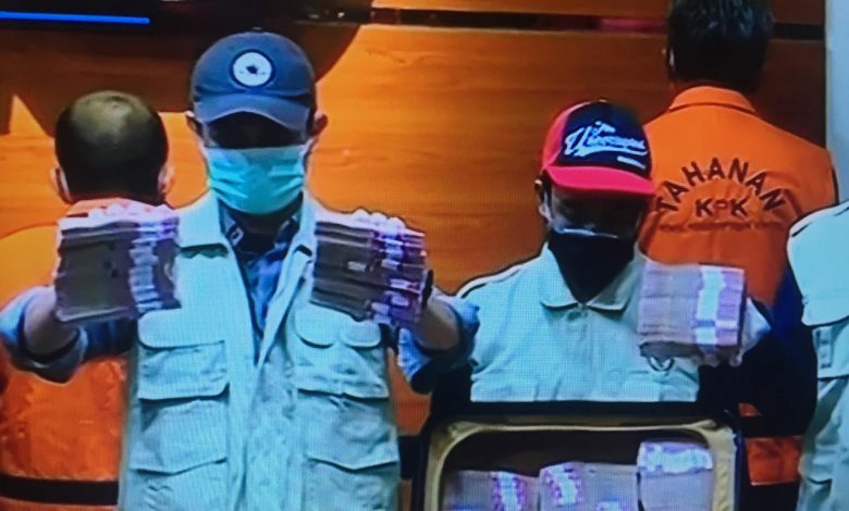 Satu koper uang senilai Rp2 miliar dihadirkan KPK dalam jumpa pers Operasi Tangkap Tangan (OTT) di Sulawesi Selatan di Gedung KPK, Jakarta, Minggu (28/2/2021) dini hari. Foto : Armanto/indoposco.id