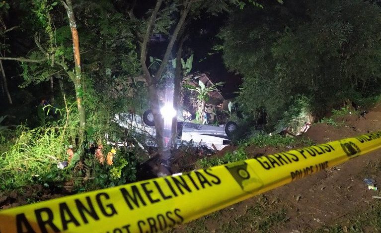 Aparat memasang garis polisi di sekitar lokasi kecelakaan bus di Kecamatan Wado, Kabupaten Sumedang, Jawa Barat, Rabu (10/3/2021). Foto : Antara/Bagus Ahmad Rizaldi