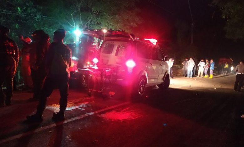 Petugas mengamankan lokasi sekitar kecelakaan bus di Kecamatan Wado, Kabupaten Sumedang, Jawa Barat, Rabu (10/3/2021). Foto : Antara/Bagus Ahmad Rizaldi