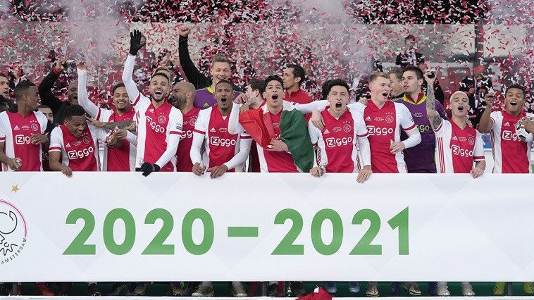 Para pemain Ajax melakukan selebrasi bersama trofi Piala KNVB Beker seusai menjuarai kompetisi musim 2020/21 dengan mengalahkan Vitesse Arnhem dalam partai final di Stadion De Kuip, Rotterdam, Belanda, Minggu (18/4/2021) waktu setempat. Foto : Antara/Reuters/Sipa Usa/Pro Shots