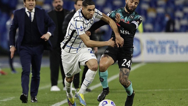 Bek sayap Inter Milan Achraf Hakimi (kiri) berusaha menggiring bola melewati kawalan kapten Napoli Lorenzo Insigne dalam lanjutan Liga Italia di Stadion Diego Armando Maradona, Napoli, Italia, Minggu (18/4/2021) waktu setempat. Foto : Antara/Reuters/Ciro de Luca