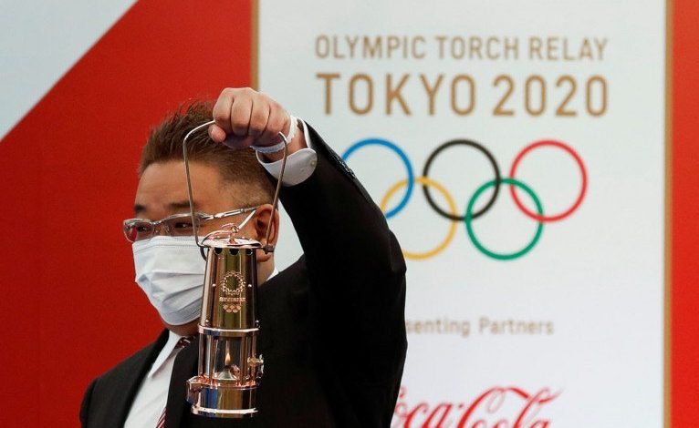 Komedian Mikio Date memegang obor Olimpiade pada hari pertama estafet obor Olimpiade Tokyo 2020 di Naraha, prefektur Fukushima, Jepang, Kamis (25/3/2021). Foto : Antara/Reuters / Kim Kyung-Hoon / Pool/aww.