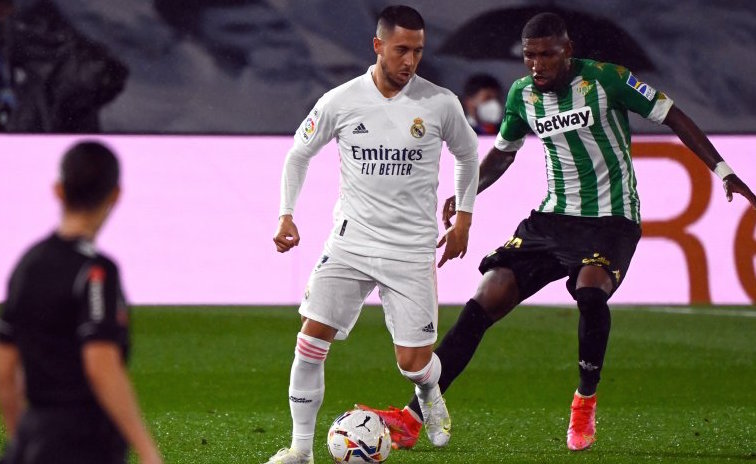 Penyerang Real Madrid, Eden Hazard (kiri) berusaha melepaskan diri dari kawalan bek Real Betis Emerson dalam pertandingan Liga Spanyol di Stadion Alfredo di Stefano, Madrid, Spanyol, Sabtu (24/4/2021) waktu setempat. Foto: Antara/AFP/Gabriel Bouys