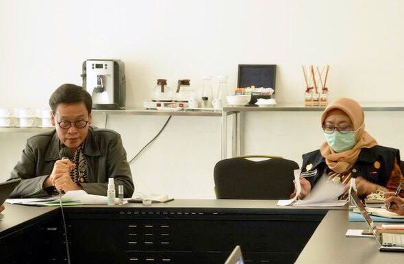 Kepala BPPSDMP Dedi Nursyamsi (kiri) didampingi Sekretaris BPPSDMP Siti Munifah memimpin rapat Rencana Aksi Penumbuhan dan Pengembangan Penyuluh Swadaya dan Swasta di Kawasan Perkebunan Sawit Rakyat. Foto: BPPSDMP