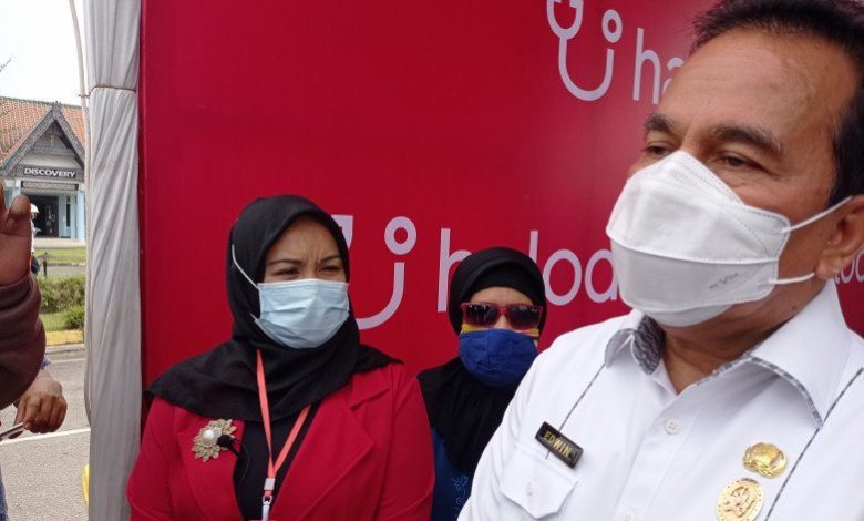 Kepala Dinas Kesehatan Kota Medan Edwin Effendi (kanan) usai menghadiri program vaksinasi di eks Bandar Udara Polonia Medan, Sumut, Rabu (7/4/2021). Foto : Antara/Said.
