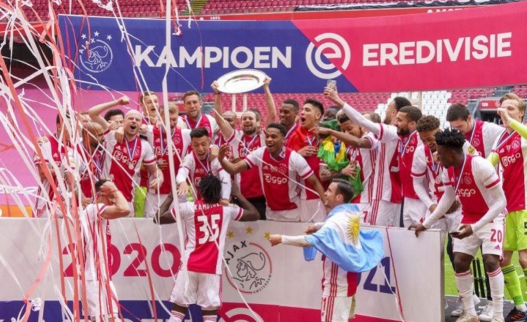 Para pemain Ajax melakukan selebrasi dalam seremoni penyerahan trofi Liga Belanda seusai mengunci gelar juara musim 2020/21 dengan menundukkan Emmen di Stadion Johan Cruijff Arena, Amsterdam, Belanda, Minggu (2/5/2021). Foto: Antara/Reuters/Sipa USA/Pro Shots