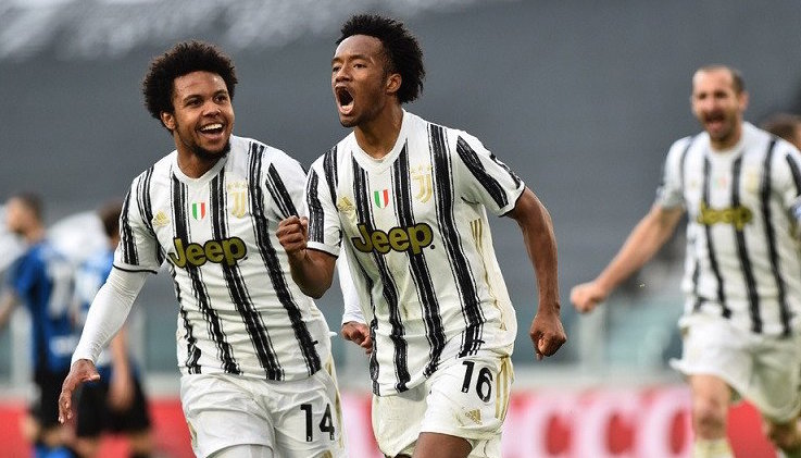 Sayap Juventus Juan Cuadrado (kanan) melakukan selebrasi bersama Weston McKennie seusai mengkonversi tendangan penalti ke gawang Inter Milan dalam Derby d'Italia lanjutan Liga Italia di Stadion Allianz, Turin, Italia, Sabtu (15/5/2021) waktu setempat. Foto: Antara/Reuters/Massimo Pinca