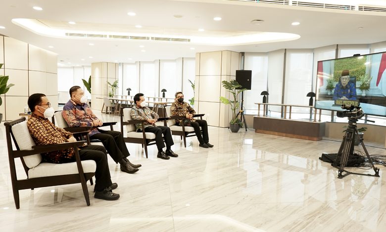 Direktur Eksekutif Asbisindo, Herbudhi S. Tomo; Ketua 2 Asbisindo, Abdullah Firman Wibowo; Ketua Umum Asbisindo, Hery Gunardi; dan Sekjen Asbisindo, Herwin Bustaman saat menyaksikan sambutan Wakil Presiden RI, Kyai Ma'ruf Amin (kiri ke kanan) dalam Acara Halal Bi Halal Asbisindo 1442 Hijriah di The Tower, Jakarta, Jumat (28/5)