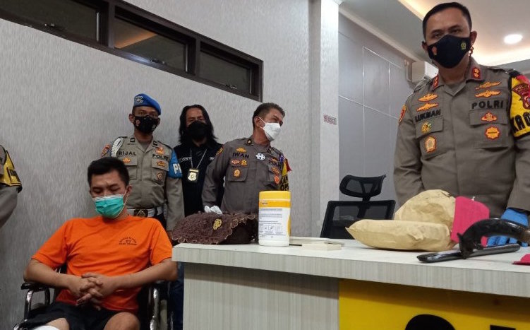 Kapolres Sukabumi AKBP Lukman Syarif menunjukkan tersangka pembunuhan berencana, TRB (24), warga Kampung Cikiwul RT 04/02, Desa Bojongsari, Kecamatan Jampangkulon, Kabupaten Sukabumi, Jabar. Foto: Antara/Aditya Rohman