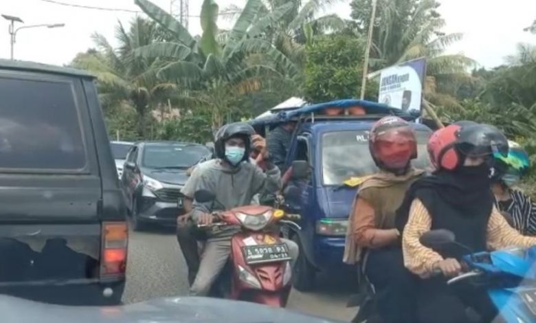 Kepadatan kendaraan menuju destinasi wisata di Banten. Foto : Benson/indoposco.id