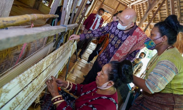 indoposco MenkopUKM Resmikan Program Edukasi Koperasi dan Kewirausahaan Tenun Ikat Lepo Lorun