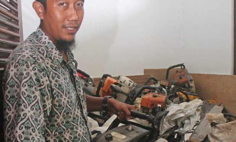 Ratusan gergaji mesin (chainsaw) memenuhi satu ruangan khusus di Klinik Asri, Kabupaten Kayong Utara, Kalimantan Barat. Foto : Pontianak Post