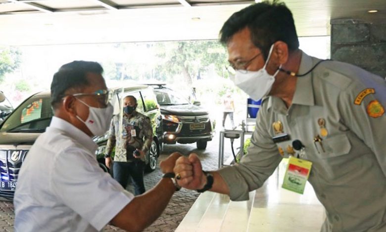 Mentan Syahrul Yasin Limpo menyambut kunjungan KSP Moeldoko (kiri) di Kantor Pusat Kementan, Jakarta. Foto: BPPSDMP Kementan