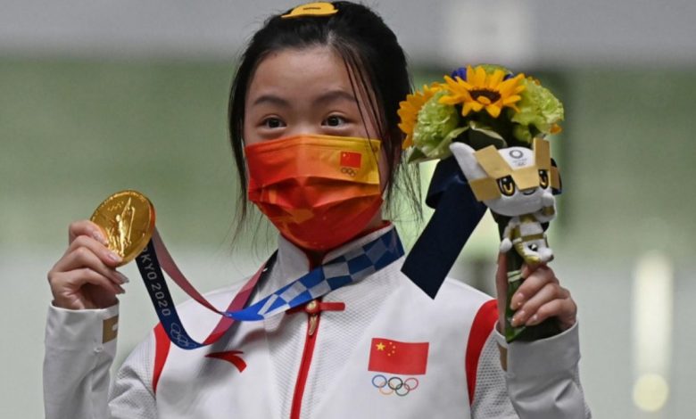 Yang Qian dari China menjadi atlet pertama yang memperoleh medali emas dalam Olimpiade Tokyo 2020 setelah menjuarai nomor air rifle 10m putri di Asaka Shooting Range di distrik Nerima, Tokyo, Sabtu (24/7/2021). Antara/AFP/Tauseef Mustafa