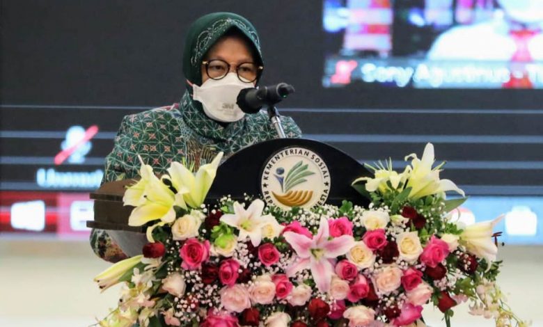Menteri Sosial (Mensos) Tri Rismaharini dalam acara Pemberian Piagam Penghargaan kepada Aparat Penegak Hukum dalam Penyelamatan Uang Negara terkait Bansos di Gedung Aneka Bhakti Jakarta, Selasa (24/8/2021). Foto : Humas Kemensos
