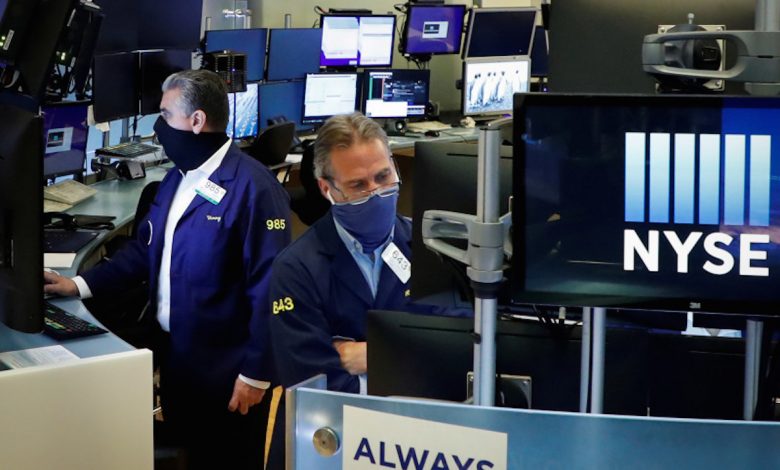 Para pialang mengenakan masker ketika bekerja di lantai Bursa Efek New York, Wall Street, Amerika Serikat. Foto : Antara/Reuters
