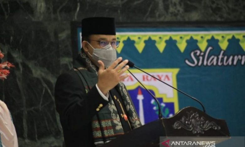 Gubernur DKI Jakarta Anies Baswedan memberikan sambutan setelah mendapatkan gelar kehormatan Tokoh Betawi yang diberikan Majelis Adat Bamus Betawi di Balai Kota Jakarta, Minggu (31/10/2021). (ANTARA)