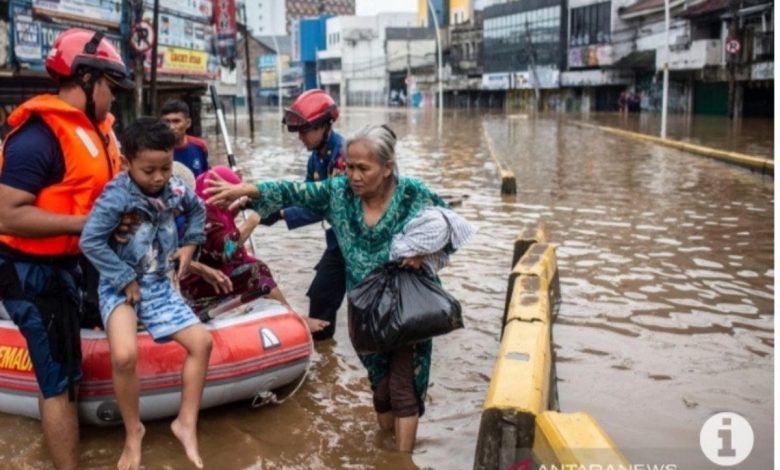 Penanganan korban bancana. (Antara)