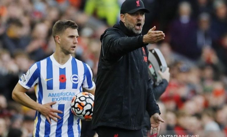 Manajer Liverpool Juergen Klopp (kanan) memberi arahan kepada pemainnya saat menghadapi Brighton Hove Albion dalam lanjutan Liga Inggris di Stadion Anfield, Liverpool, Inggris, Sabtu (30/10/2021). (ANTARA/REUTERS)