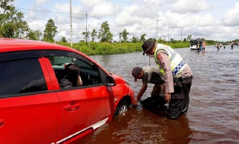 banjir di jalan trans