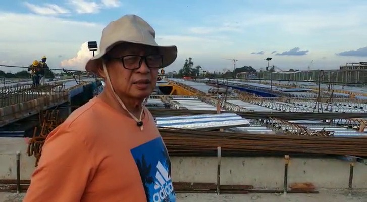 Gubernur Banten Wahidin Halim, saat meninjau perkembangan pembangunan Jembatan Bogeg, di Kota Serang, Minggu (21/11/2021). Foto: Ist.