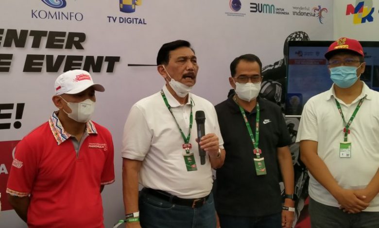 Menteri Koordinator Kemaritiman dan Investasi Luhut Binsar Pandjaitan didampingi Menteri Perhubungan Budi Karya Sumadi, Menteri Koperasi dan UKM Teten Masduki, dan Gubernur NTB H Zulkieflimansyah saat memberikan keterangan pers disela-sela kunjungannya di Sirkuit Mandalika, Kabupaten Lombok Tengah, Nusa Tenggara Barat (21/11/2021). Foto : Antara/Nur Imansyah