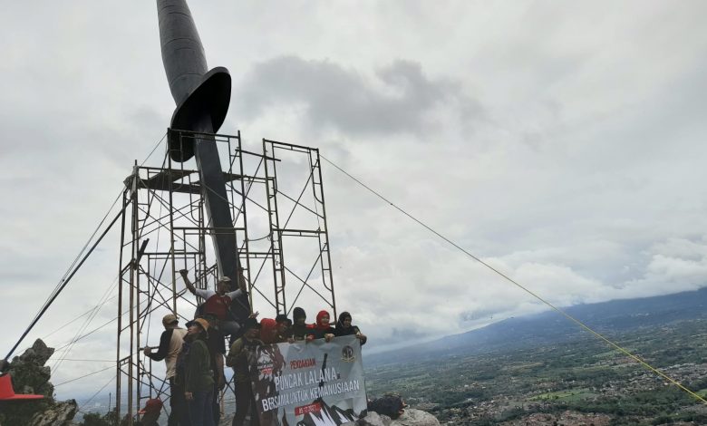 Tim AKBM berpose di Monumen Pisau Komando di Puncak Gunung Lalana, Desa Cibadak, Ciampea, Kabupaten Bogor, Jawa Barat (Jabar) pada Minggu (5/12/2021) pagi. Foto : Juni Armanto/Indoposco.id