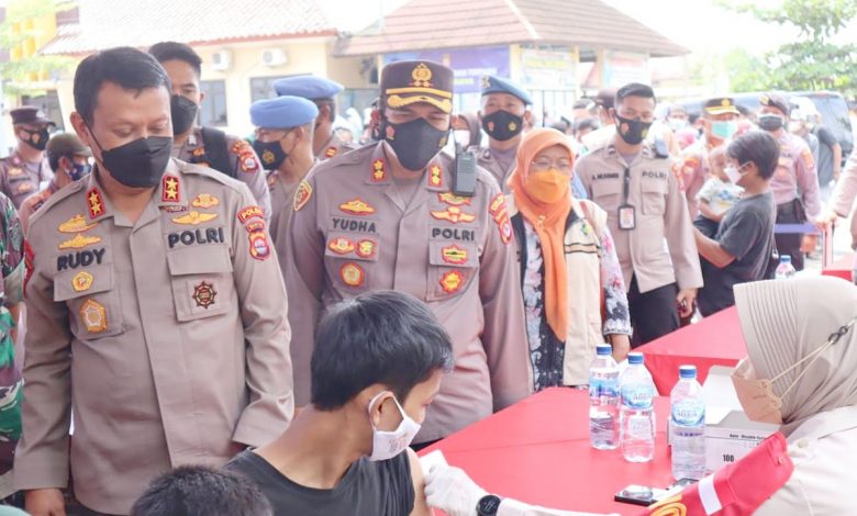 Kapolda Banten Irjen Rudy Rudy Heriyanto saat meninjau vaksinasi