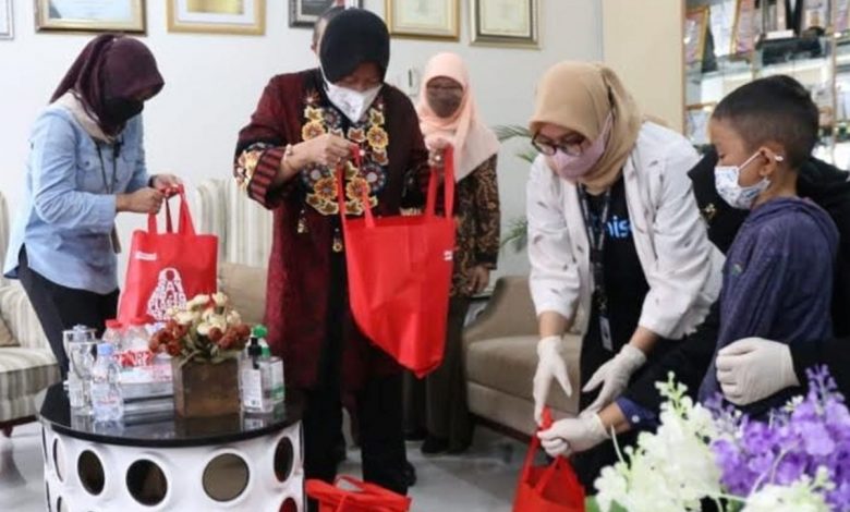 Mensos Tri Rismaharini menemui M. Agil Agisna di Rumah Sakit' Umum Daerah (RSUD) Ciawi, Kabupaten Bogor, Jawa Barat.