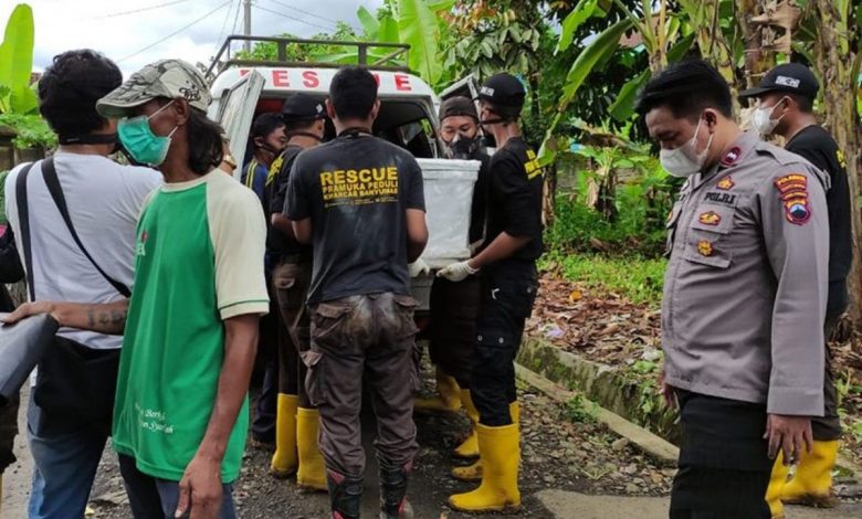 petugas memindahkan mayat yang ditabrak