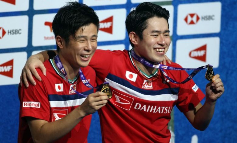 Ganda putra Jepang Takuro Hoki/Yugo Kobayashi menyabet medali emas setelah menundukkan pasangan China He Ji Ting/Tan Qiang 21-12, 21-18 pada laga final Kejuaraan Dunia BWF di Huelva, Spanyol, Minggu (19/12/2021). Foto : Antara/AFP/Jose Jordan