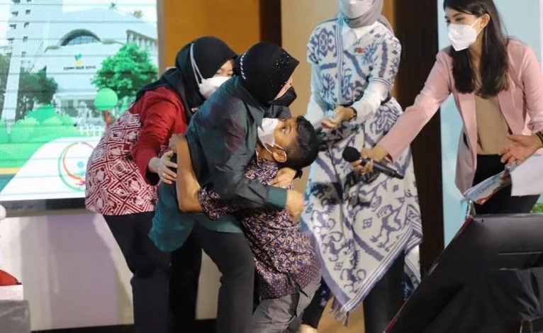 Menteri Sosial (Mensos) Tri Rismaharini memeluk Gading Ogi Saputra, penyandang disabilitas fisik dalam penutupan rangkaian HDI 2021 di Gedung Aneka Bhakti, Kemensos, Jakarta, Jumat (3/12/2021). Foto : Kemensos