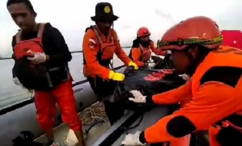 Anggota Basarnas dan BPBD Makassar serta regu SAR lainnya saat melakukan pencarian korban tenggelam di Pelabuhan Paotere Makassar, Minggu (19/12/2021). Foto : Antara/HO