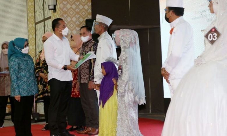 walikota surabaya bersama pengantin