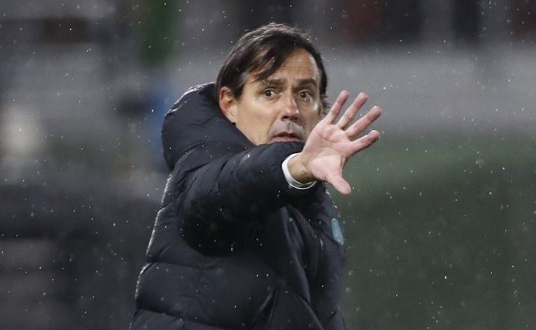 Ekspresi pelatih kepala Inter Milan Simone Inzaghi saat mendampingi timnya menghadapi Venezia dalam laga lanjutan Liga Italia di Stadion Pier Luigi Penzo, Venezia, Italia, Sabtu (27/11/2021) waktu setempat. Foto : Antara/Reuters/Alessandro Garofalo