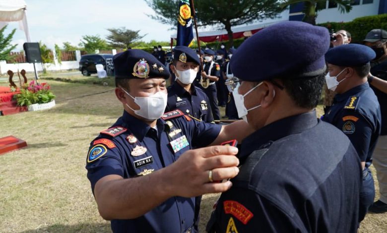 Direktur Jenderal Pengawasan Sumber Daya Kelautan dan Perikanan, Laksamana Muda TNI Adin Nurawaluddin menyematkan pangkat ke kepala pangkalan PSDKP yang baru Akhmadon. Foto : KKP