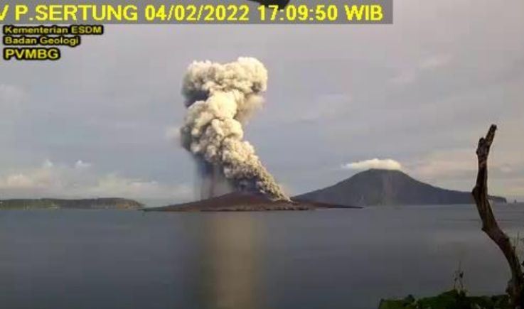 Citra erupsi Gunung Anak Krakatau, Selat Sunda, Jumat (4/2/2022). Foto : BNPB