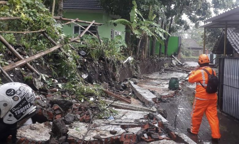 Seorang Warga Tewas Tertimpa Tembok Saat Hujan Deras