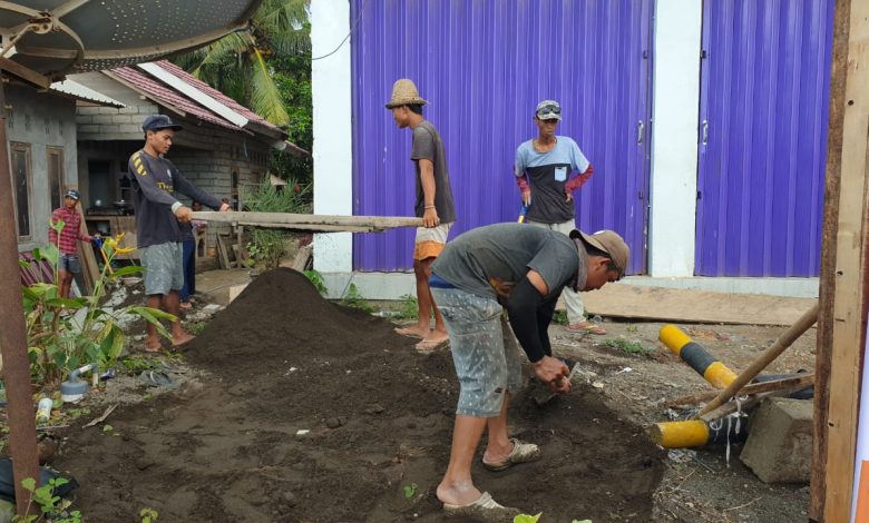 Sejumlah pekerja sedang membangun rumah. Foto : Kemen PUPR