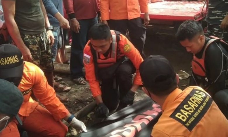 Tim SAR menemukan Yonathan Rumimpunu seorang remaja yang terseret ombak saat mandi di Pantai Pall Likupang. Foto : Humas Basarnas Maando