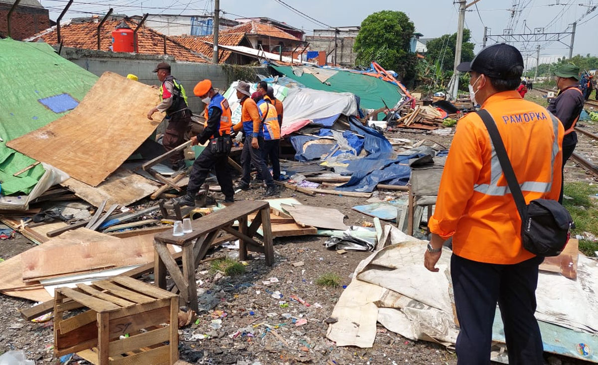 Kai Daop Tertibkan Bangunan Liar Di Lintasan Ka Tanjung Priok Ancol