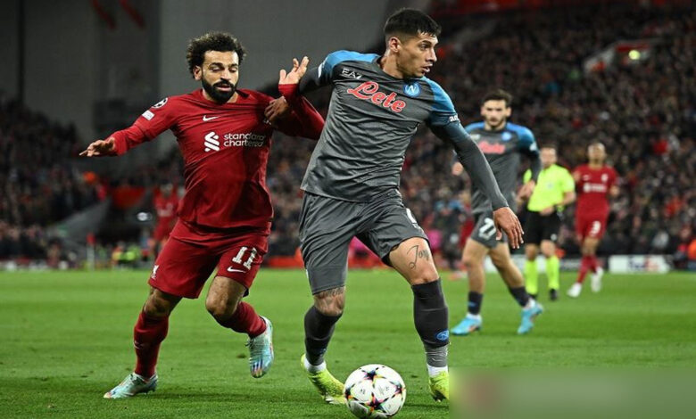 M-Salah-berebut-Bola