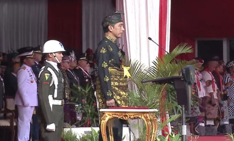 Jokowi-Memimpin-Upacara