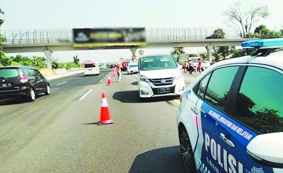 Petugas Terapkan Buka Tutup Contraflow Di Jalan Tol Jakarta Cikampek