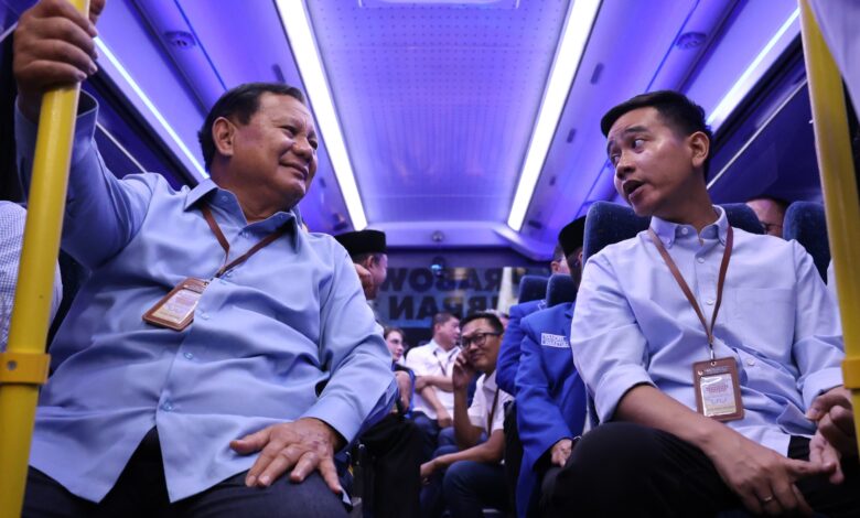 Pasangan Capres - Cawapres, Prabowo Subianto - Gibran Rakabuming Raka saat menerima undian nomor urut 2 di Kantor Pemilihan Umum (KPU), Selasa malam (14/11/2023). (foto : TKN)