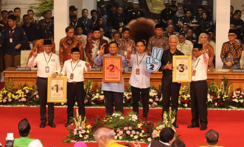 Pasangan Capres - Cawapres, Prabowo Subianto - Gibran Rakabuming Raka saat menerima undian nompr urut 2 di Kantor Pemilihan Umum (KPU), Selasa malam (14/11/2023). (foto : TKN)