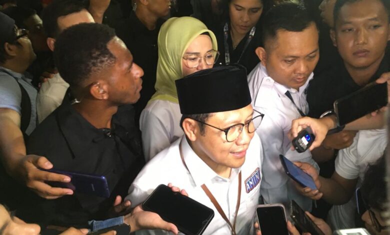 Calon wakil presiden dari Koalisi Perubahan Muhaimin Iskandar atau Cak Imin memberikan keterangan soal pelaksanaan Pemilu yang jujur dan adil usai pengundian nomor urut calon presiden dan wakil presiden di KPU. Foto: Indopos.co.id / Dhika Alam Noor