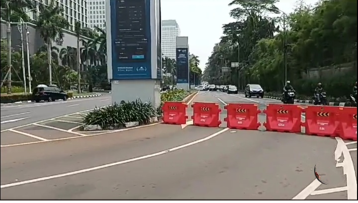 Polri Dit Lantas PMJ melakukan pengalihan arus lalu-lintas sementara di Jalan Asia-Afrika, Senayan. (Instagram/@tmcpoldametro)