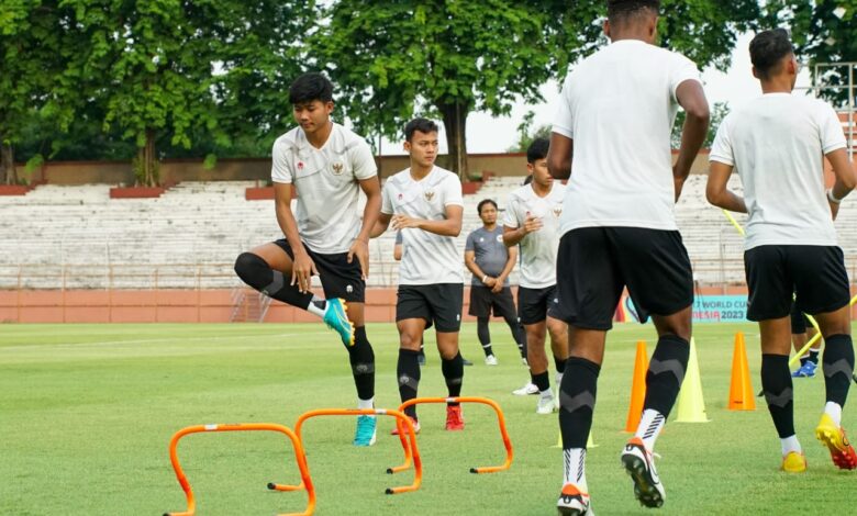 Skuad Garuda Muda tengah melakukan latihan di Stadion Gelora 10 November, Surabaya. Foto: Dok PSSI